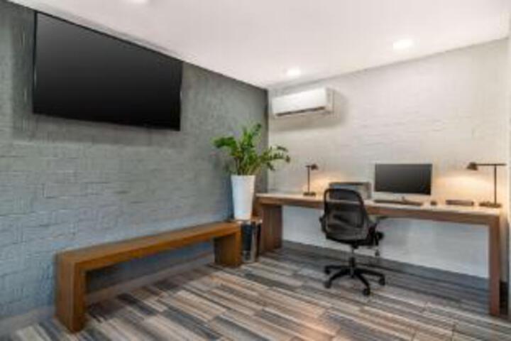 Business Center 15 of 20