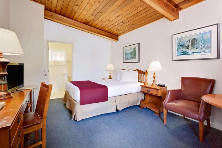 2 Queen Beds (1 of 18)