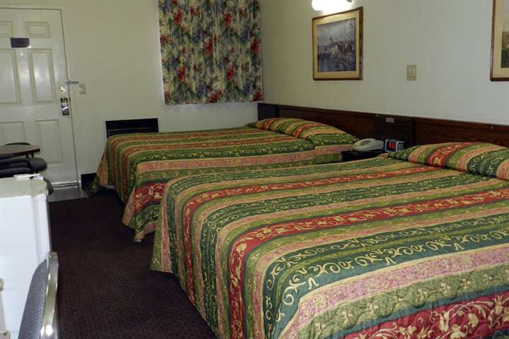 2 Queen Beds (1 of 7)