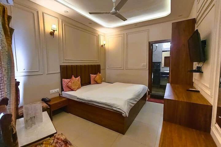 Room 14 of 32