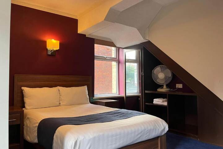 Room 52 of 208