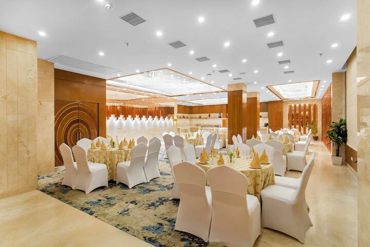 Ballroom/Hall 63 of 73