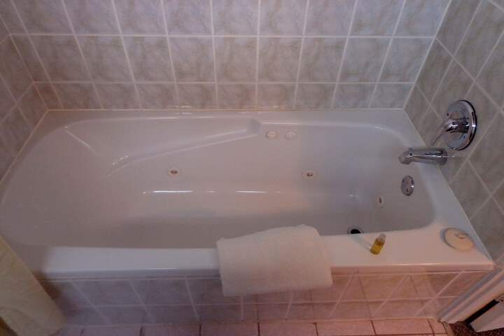 1 Queen Bed (8 of 29)