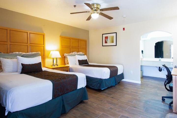 1 Queen Bed (3 of 10)