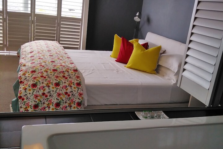 Room 14 of 80
