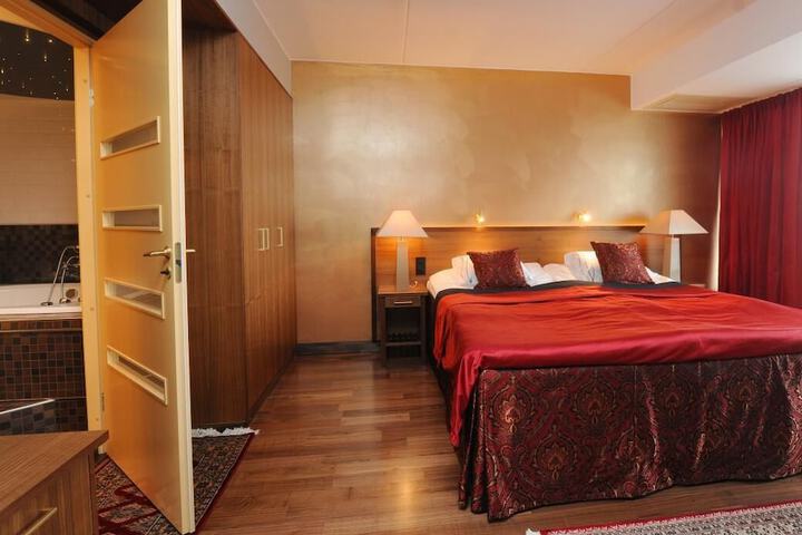 Room 9 of 47