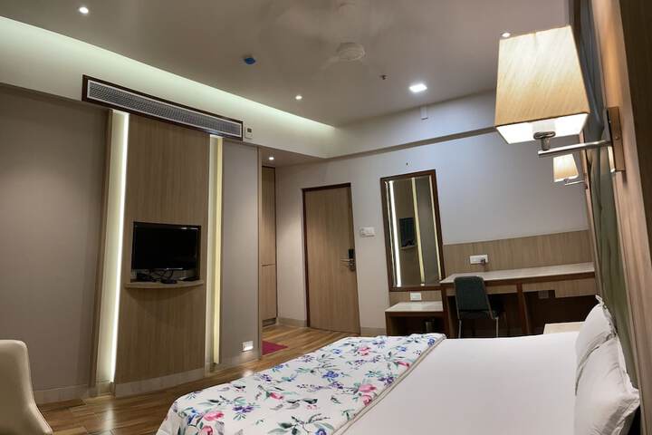 Room 6 of 8