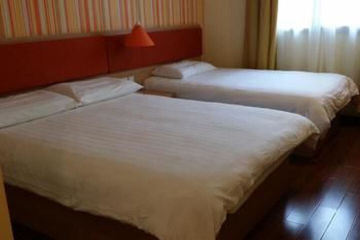 Room 6 of 10