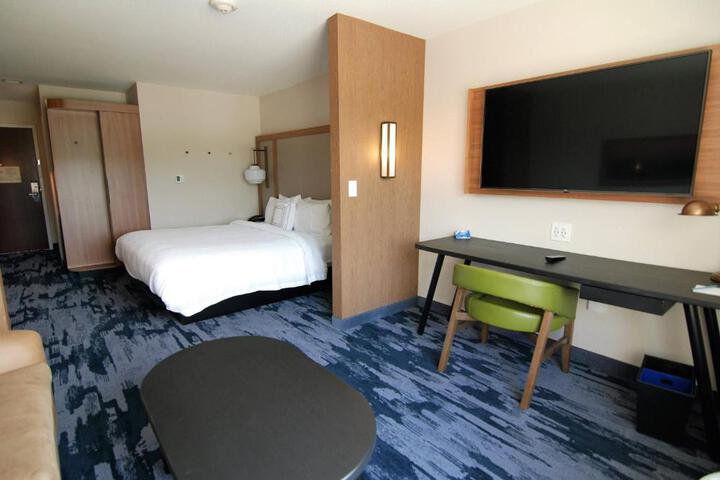1 King Bed (5 of 5)