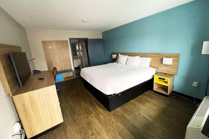 1 King Bed (12 of 12)