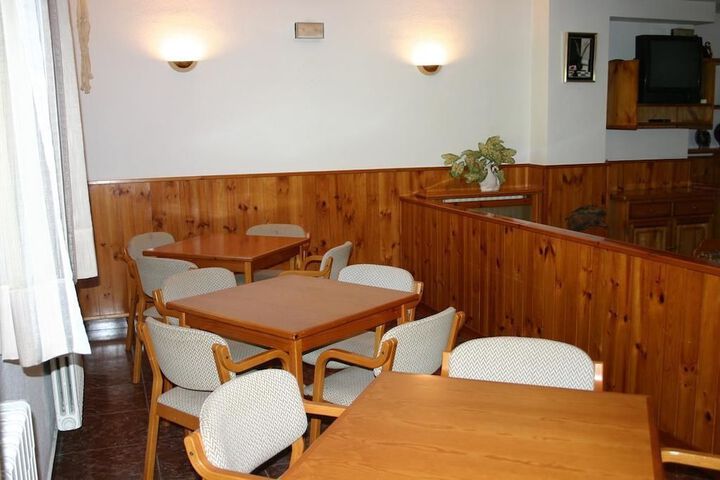 Lounge 9 of 14