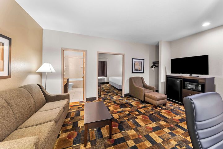 1 King Bed Microwave and Refrigerator WiFi Full Breakfast (24 of 26)