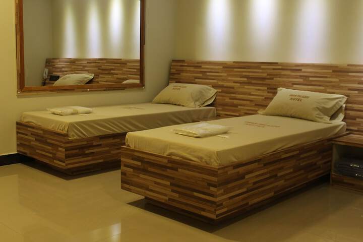 Room 4 of 8