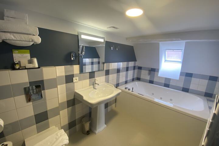 Room 12 of 26