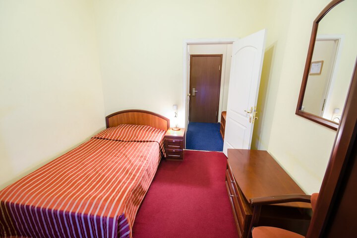 Room 2 of 60