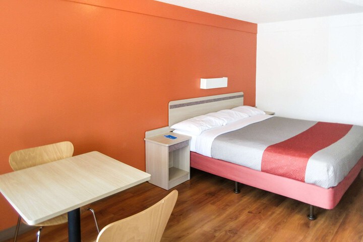 1 King Bed (3 of 14)