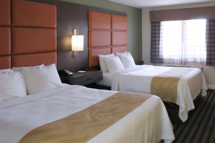 2 Queen Beds (6 of 10)