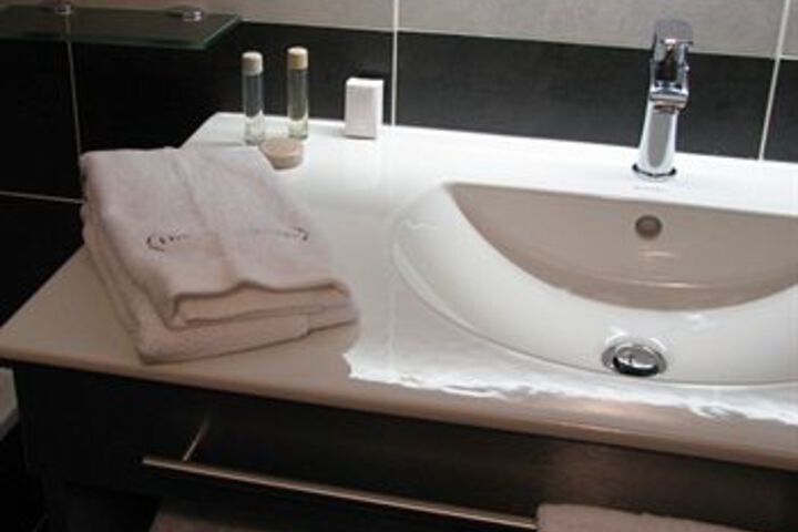 Room 6 of 27