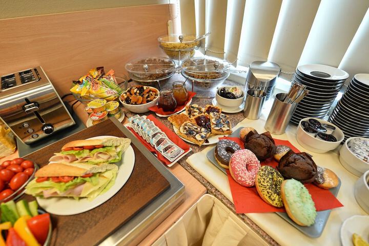 Breakfast/Coffee Service 22 of 32