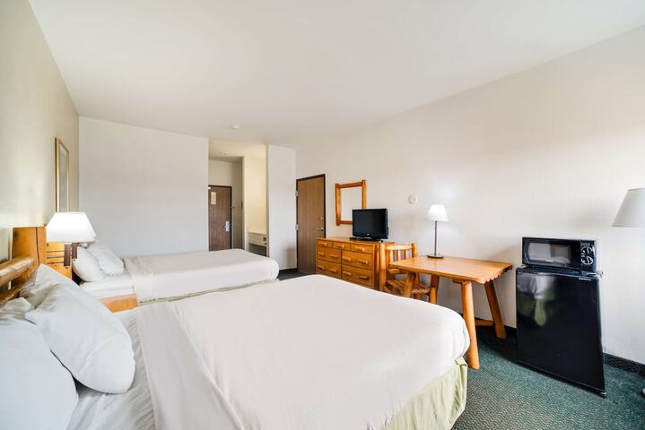 2 Queen Beds (2 of 8)
