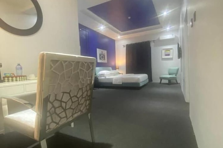 Room 10 of 33