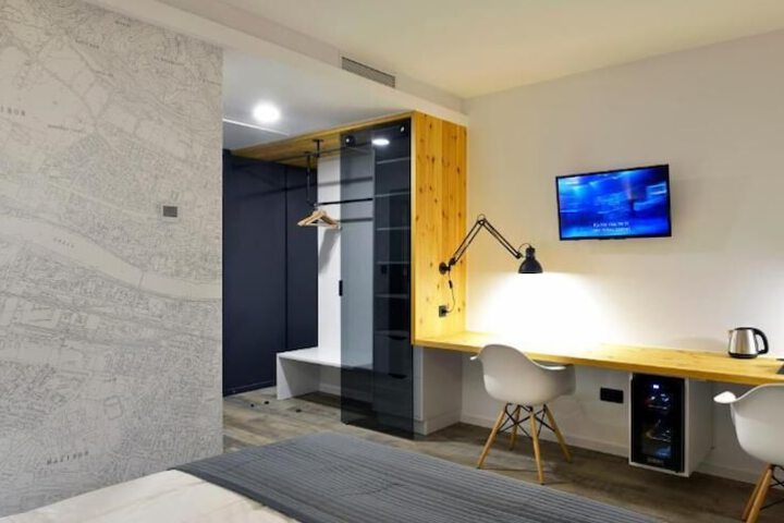 Room 5 of 20