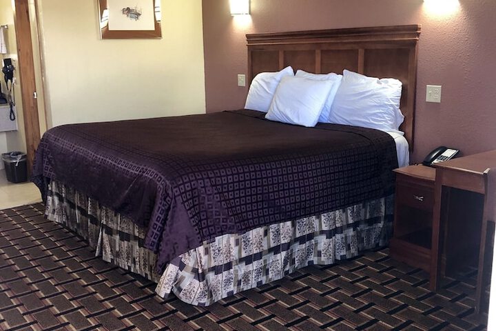 1 King Bed - Free WiFi, Microwave, Minifridge Coffeemaker, Hairdryer Cable TV HBO (5 of 11)