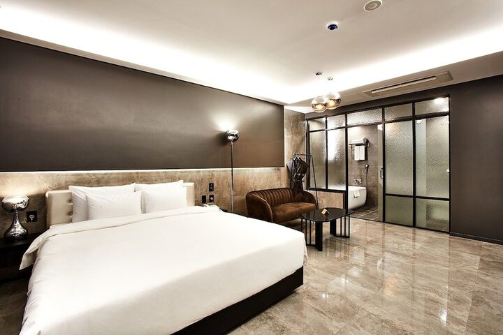 Room 13 of 87