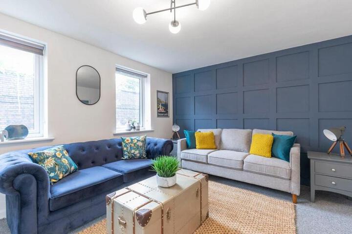 Modern 4 Bedroom 4 Bathroom Home in Cheltenham