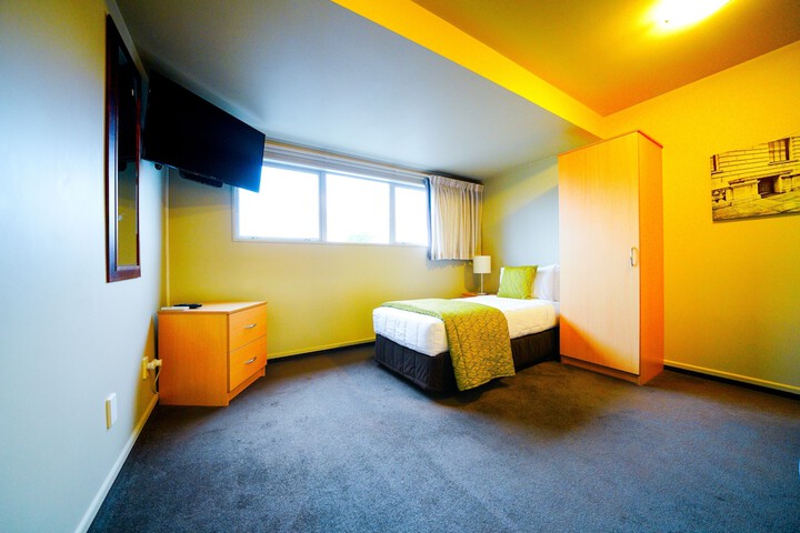 Room 12 of 38