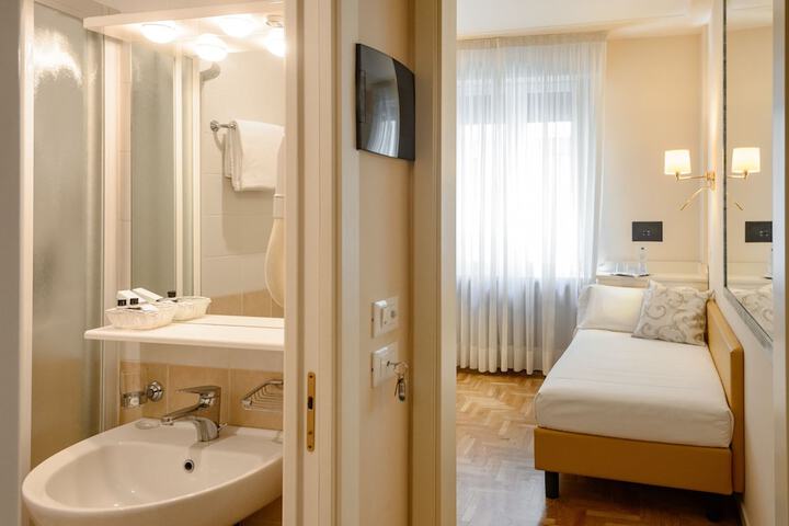 Room 42 of 73