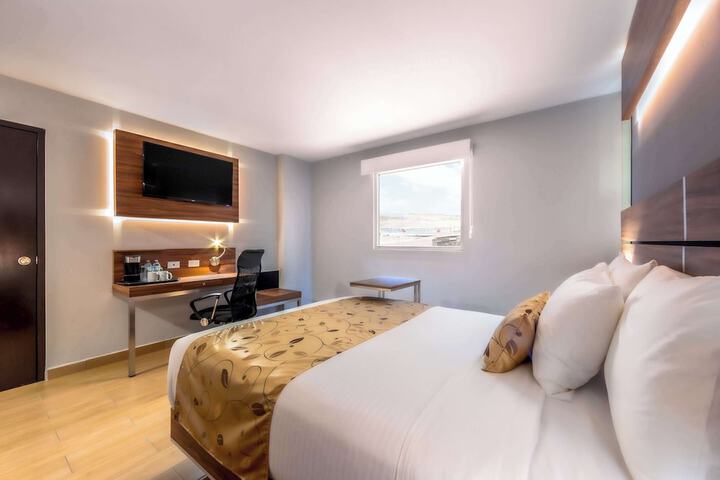 1 Queen Bed (12 of 16)