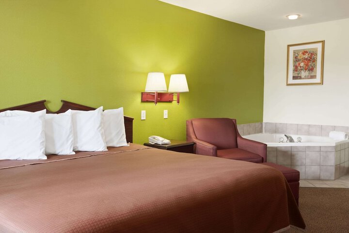 1 King Bed (2 of 7)