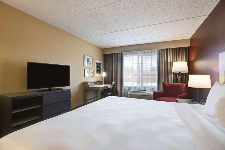 1 King Bed Accessible (5 of 20)