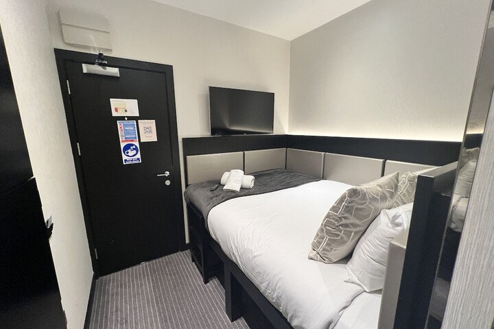Room 10 of 27