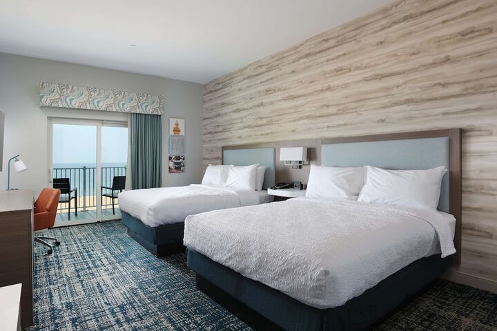 2 Queen Beds with Refrigerator (7 of 9)