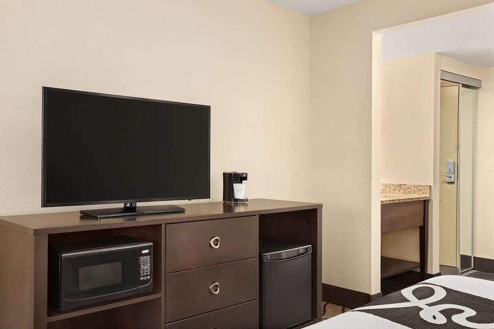 1 King Bed (2 of 12)