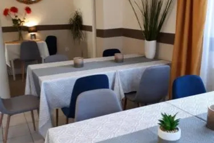 Dining 18 of 19