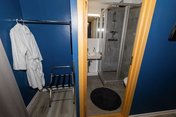 Room 13 of 37