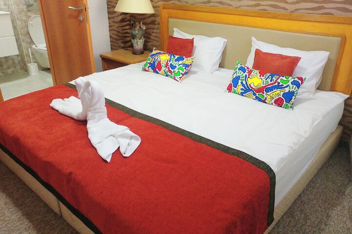 Room 9 of 80