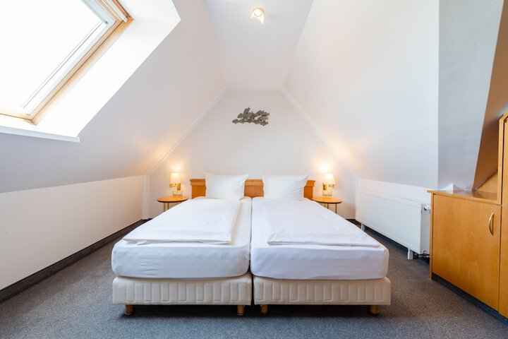 Room 4 of 25