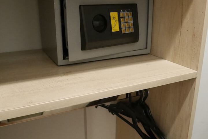 Room 6 of 94