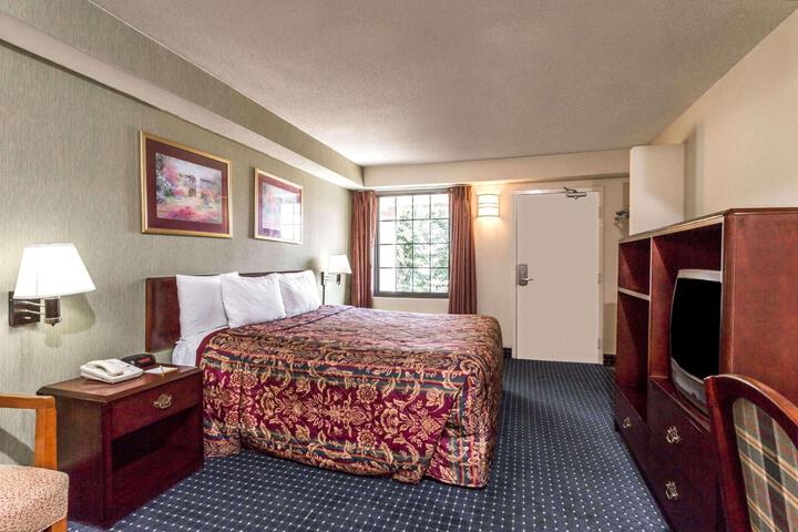 1 King Bed (2 of 7)