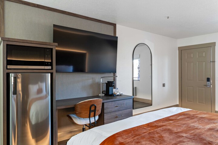 Room 4 of 8