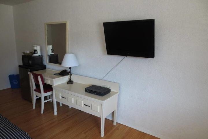 Room 6 of 8