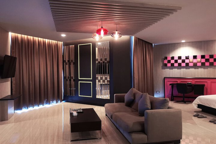 Room 12 of 103