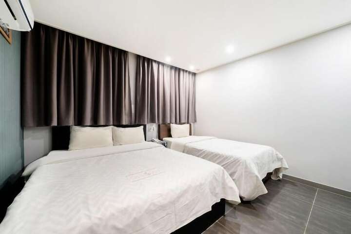 Room 13 of 17
