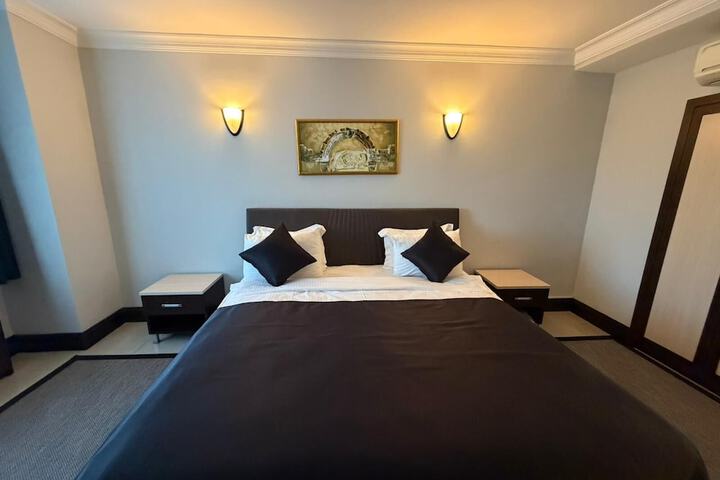 Room 32 of 94
