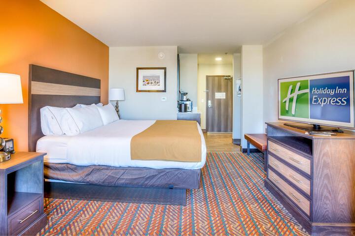 1 King Bed (7 of 12)
