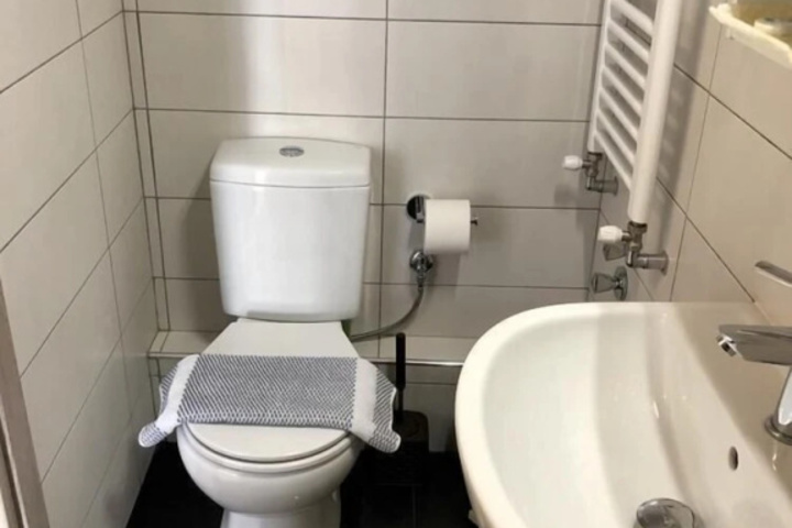 Room 7 of 12